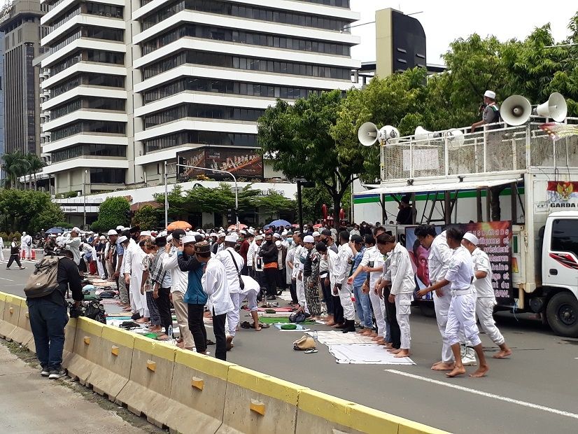 Massa Aksi Bela Nabi di depan Gedung Kedutaan Besar Prancis, Jalan M. H. Thamrin, Jakarta Pusat, salat zuhur berjamaah sebelum aksi, Senin (2/11/2020). (Suara.com/Bagaskara)