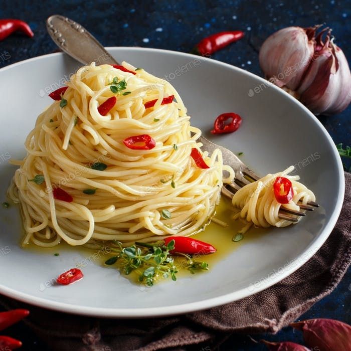 Ilustrasi Spaghetti Aglio Olio (Envato Elements by katrinshine)