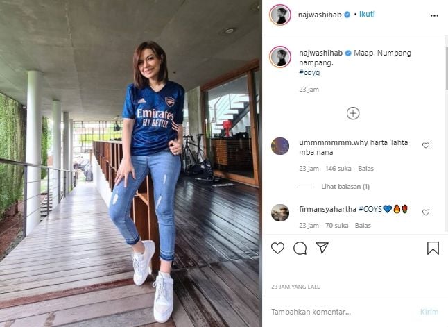 Najwa Shihab tampil sporty mengenakan jersey Arsenal. (Instagram/@najwashihab).