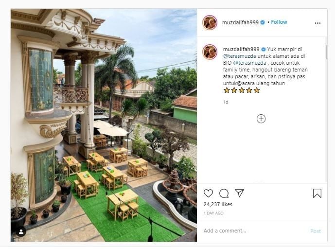 Muzdalifah membuka restoran di teras rumah (Instagram @muzdalifah999)