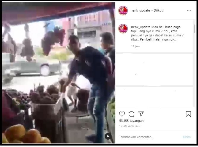 Tangkapan Layar Video Pria Ngamuk ke Pedagang saat Hendak Membeli Buah Naga (Instagram/@nenk_update).