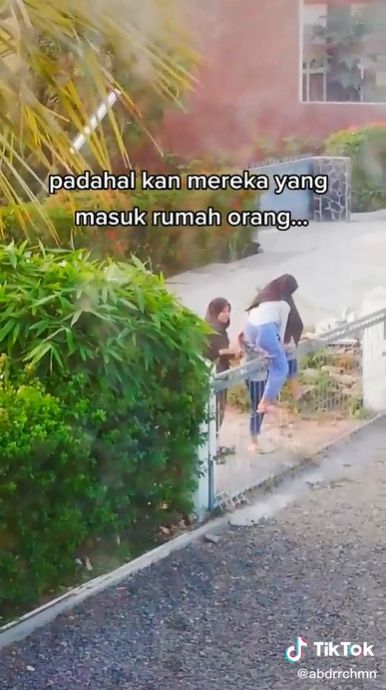 Tangkapan Layar Video Viral Gadis Panjat Pagar, Nyusup ke Rumah Orang Demi Konten (TikTok/rahsyid98).