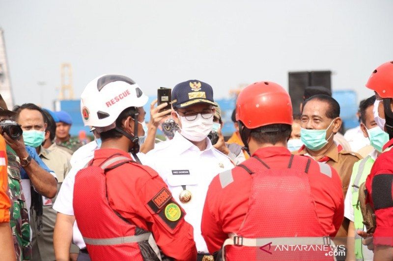 Gubernur DKI Jakarta Anies Baswedan (tengah) bersama tim kesiapsiagaan banjir DKI Jakarta. [Ist]