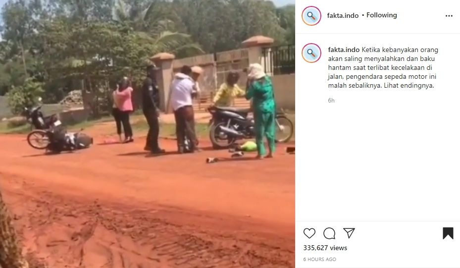 Aksi pemotor usai kecelakaan. (Instagram)