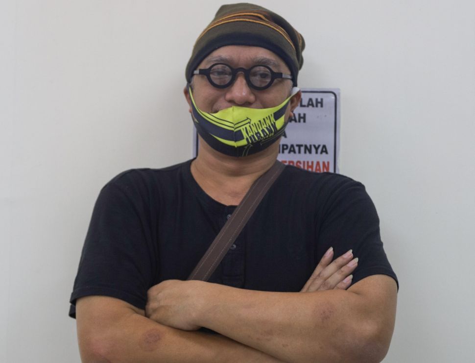 Dik Doank berpose untuk difoto saat ditemui usai sidang mediasi kasus sengketa Kandank Jurank Doank di Pengadilan Negeri Tangerang, Banten, Rabu (4/11). [Suara.com/Alfian Winanto]