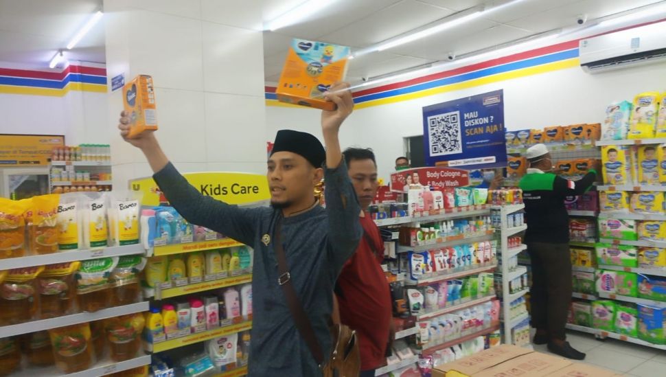 Sekelompok orang yang tergabung dalam Gerakan Pemuda Islam (GPI) Jakarta Raya, melakukan aksi sweeping terhadap produk-produk berasal dari Prancis di minimarket wilayah Menteng, Jakarta Pusat. [dokumentasi GPI]