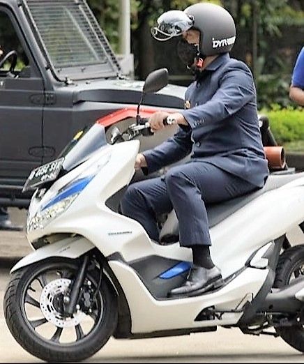 Gubernur Ridwan Kamil dengan motor listrik [Instagram ridwankamil].