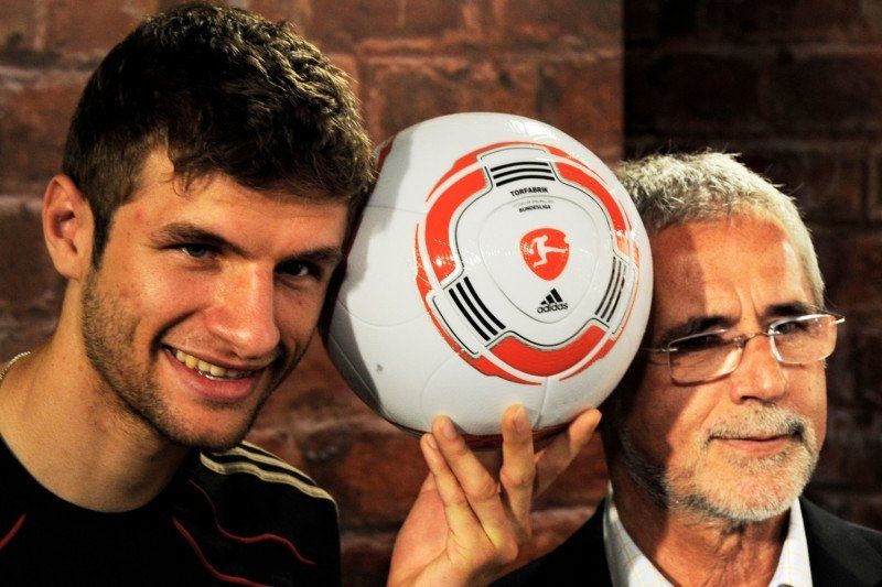 Gerd Muller (kanan) dan Thomas Mueller (kiri) dalam peluncuran bola baru produk Adidas pada 15 Juni 2010. AFP/ JOHN MACDOUGALL