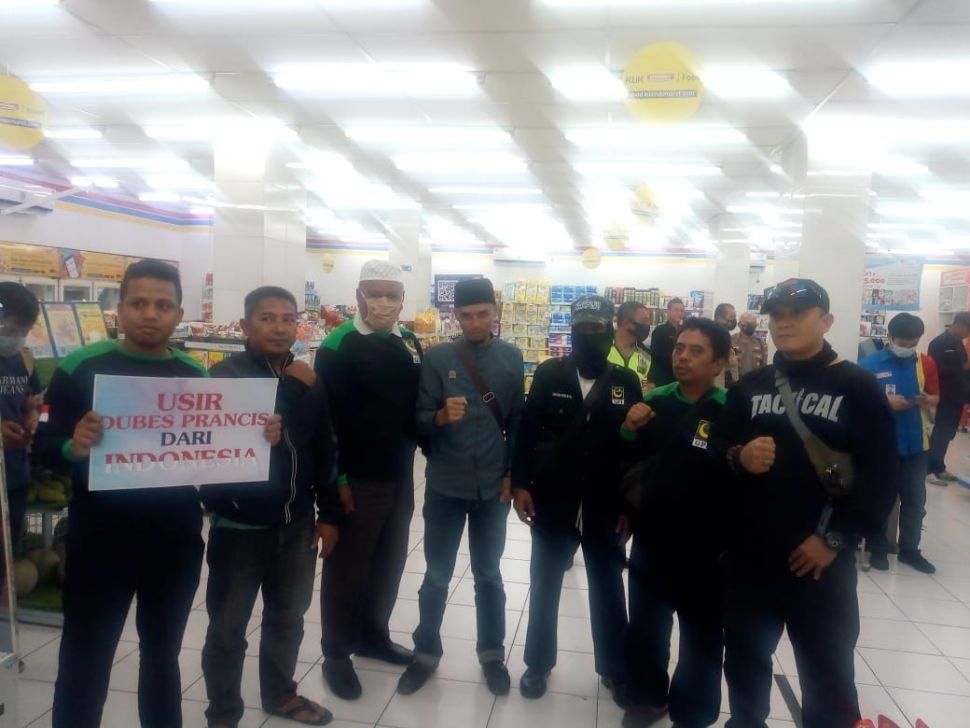 Sekelompok orang yang tergabung dalam Gerakan Pemuda Islam (GPI) Jakarta Raya, melakukan aksi sweeping terhadap produk-produk berasal dari Prancis di minimarket wilayah Menteng, Jakarta Pusat. [dokumentasi GPI]