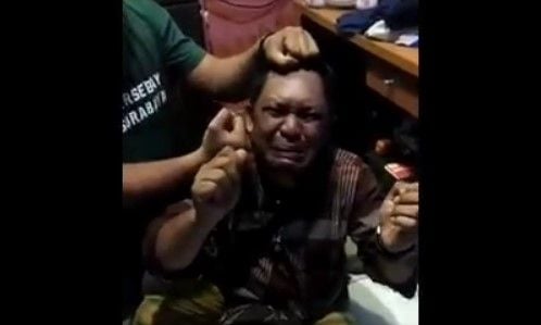 Tangkapan Layar Video Viral Pria Berwajah Lebam Ketakutan saat Diancam Seseorang (Facebook/Gunawan Pendhoza).