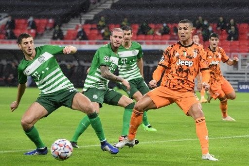 Aksi Cristiano Ronaldo saat Juventus mengalahkan Ferencravos 4-1. (ATTILA KISBENEDEK / AFP)