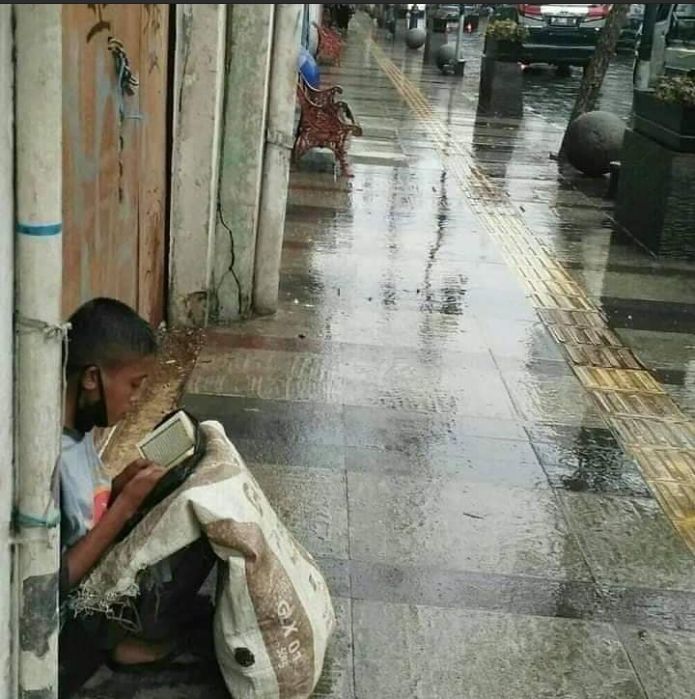 Sosok Akbar, Bocah Pemulung yang Baca Alquran di Trotoar Jalan (Facebook).