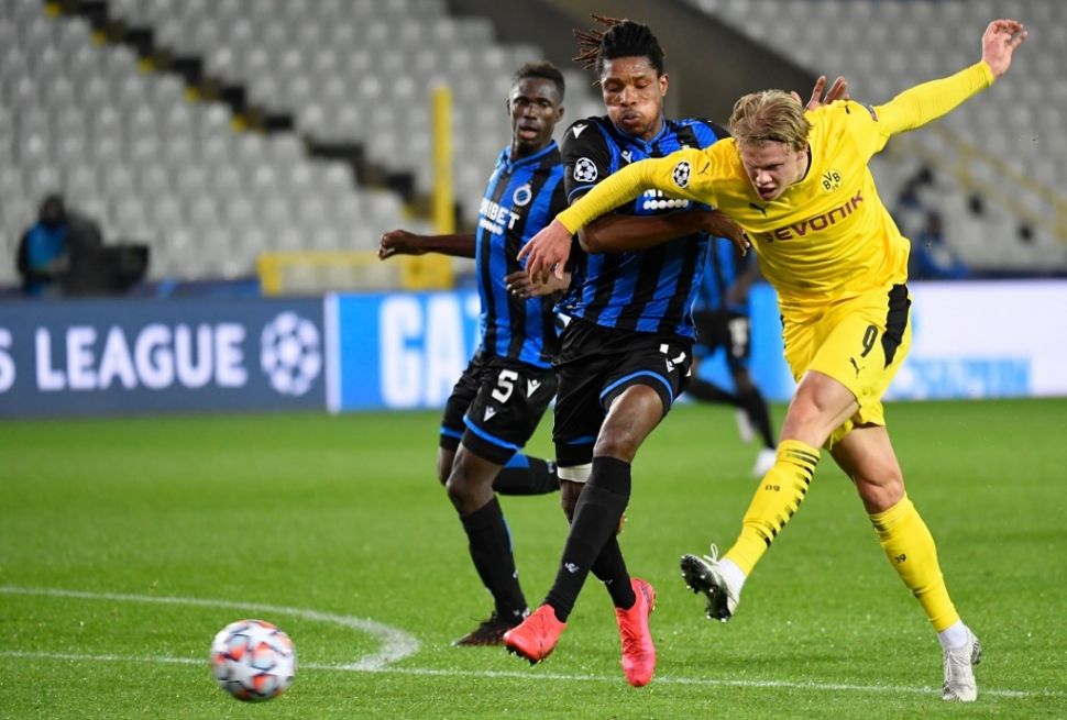 Penyerang Borussia Dortmund, Erling Haaland (kanan) beraksi dalam laga Liga Champions 2020/2021 kontra Club Brugge yang dihelat di Jan Breydelstadion, Brugge, Belgia, Kamis (5/11/2020) dini hari WIB. [JOHN THYS / AFP]