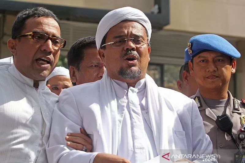 Imam Besar Front Pembela Islam (FPI) Habib Rizieq Shihab memberikan keterangan kepada wartawan usai menjalani pemeriksaan di Polda Metro Jaya, Jakarta, Senin (23/1). Habib Rizieq menjalani pemeriksaan selama 4 jam sebagai saksi terkait dengan dugaan kasus penghinaan rectoverso di lembaran uang baru dari Bank Indonesia, yang disebutnya mirip logo palu arit. ANTARA FOTO/Reno Esnir/foc.