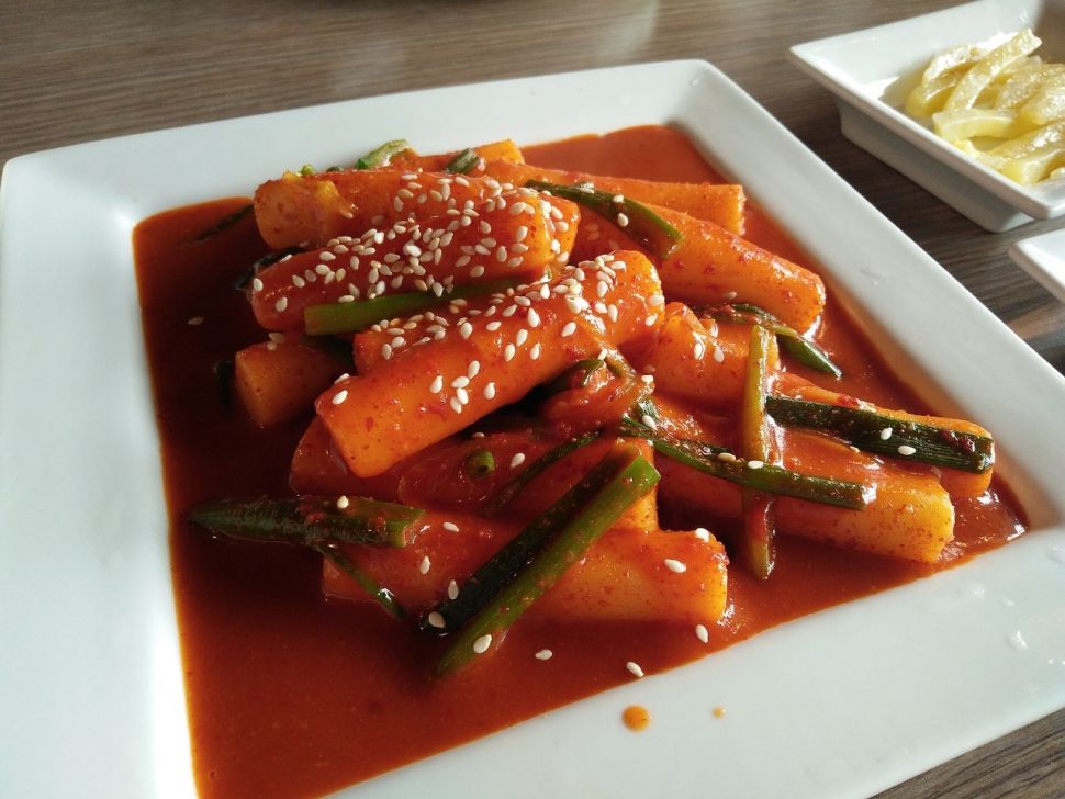 Ilustrasi makanan khas Korea Selatan, tteokbokki. (Pixabay/2960230)