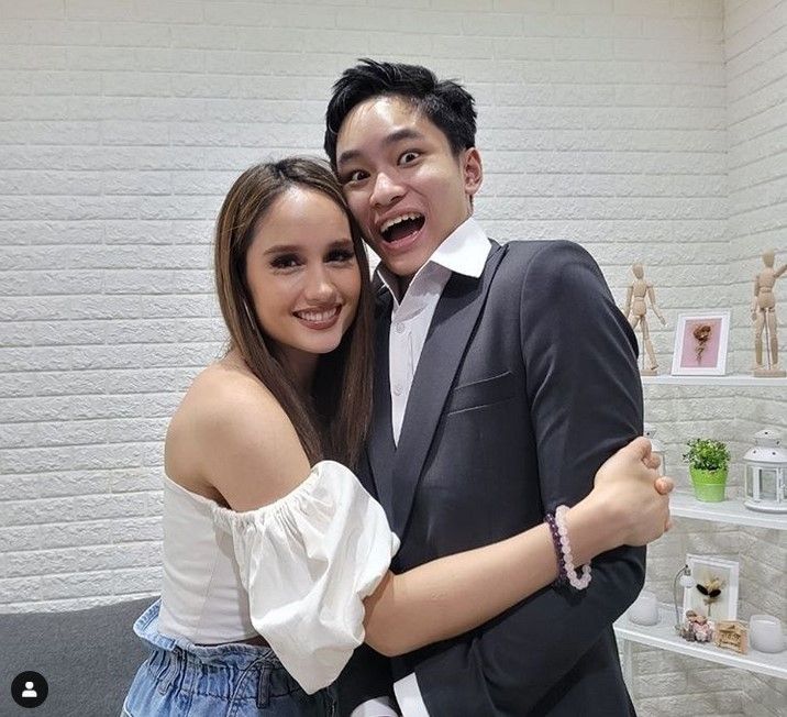  Putra Deddy Corbuzier, Azkanio Nikola Corbuzier bersama Cinta Laura. [Instagram]