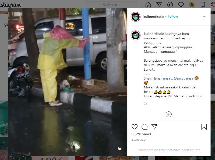 Wanita payungi kucing yang makan di tengah hujan (ig/kulinerdisolo)