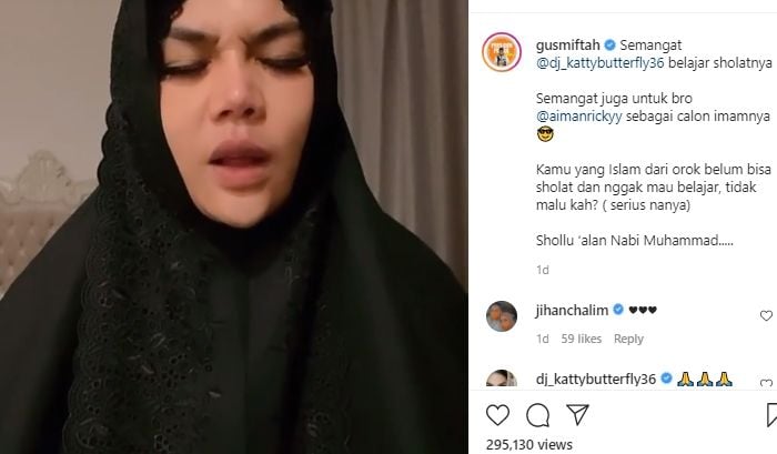 DJ Katty tengah belajar untuk menghafal niat sholat subuh. [@gusmiftah / Instagram]