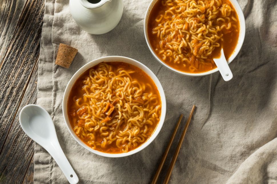 Ilustrasi ramyeon ala Korea dengan mi instan (Envato elements by  bhofack2)