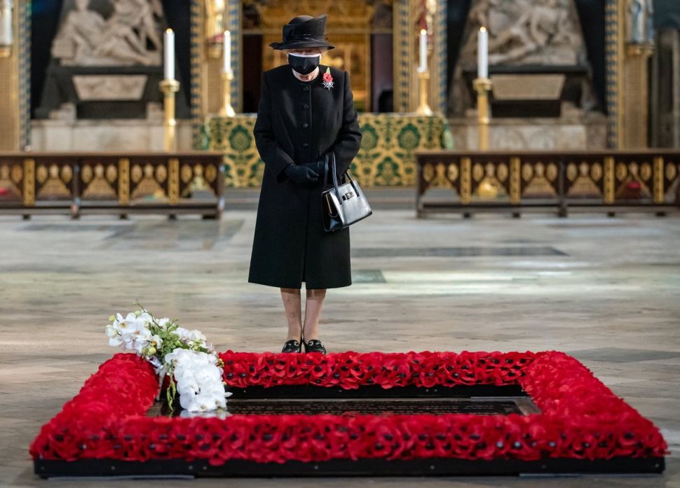 Ratu Elizabeth II terlihat pertama kali memakai masker di depan umum.[Twitter]