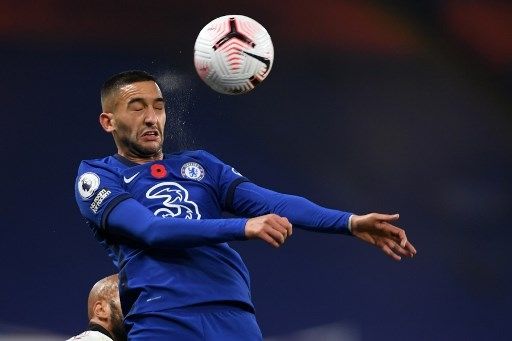 Gelandang Chelsea Hakim Ziyech melompat menyundul bola saat menghadapi Sheffield United dalam lanjutan Liga Inggris di Stamford Bridge. Mike Hewitt / POOL / AFP