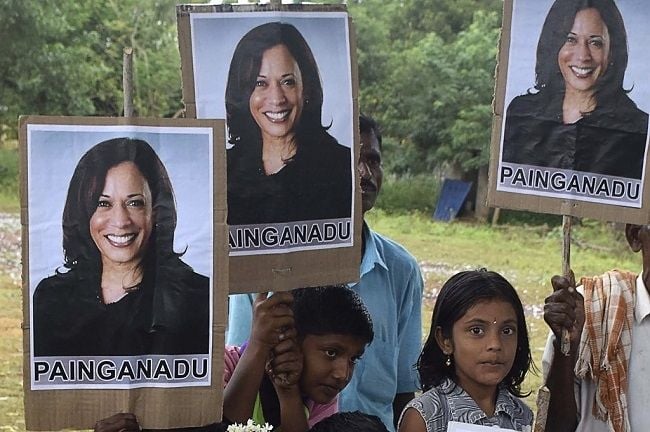 Sejumlah anak-anak membawa poster Kamala Harris di kampung halaman wapres AS terpilih di Desa Thulasendirapuram, India. (Foto: AFP)