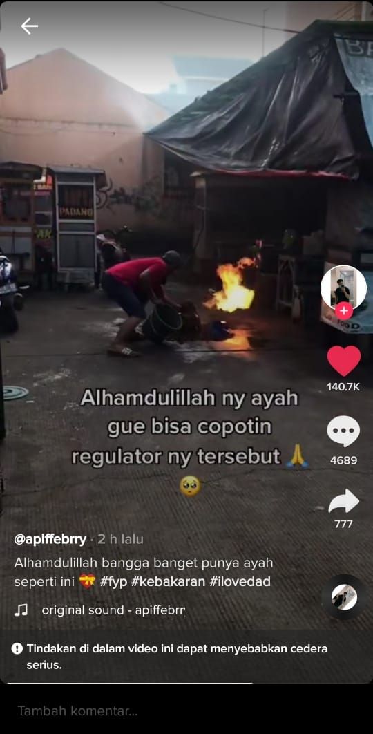 Ayah warganet yang mematikan api tabung gas dengan berani (TikTok @apiffebrry)