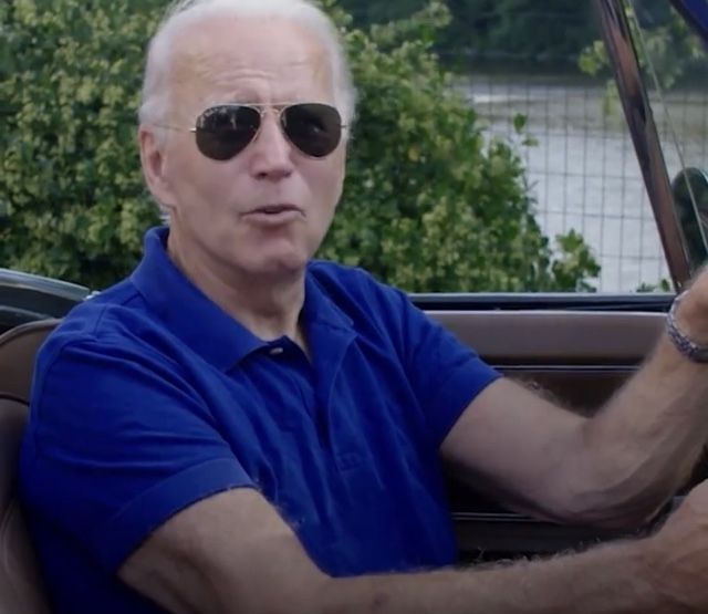 Joe Biden di balik kemudi Chevrolet Corvette Stingray 1967 [Instagram: joebiden].