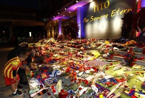 Ribuan bunga diletakkan di depan Stadion Camp Nou pada 26 April 2014 untuk melepas kepergian Tito Vilanova yang meninggal karena kanker. [AFP]