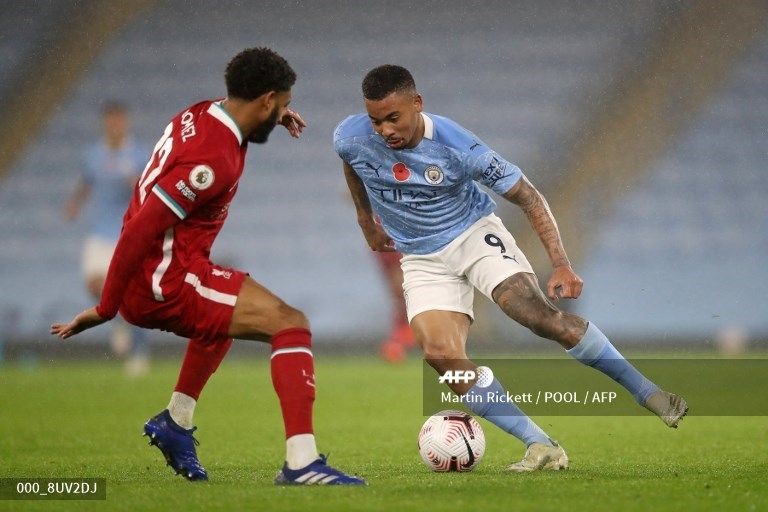 Penyerang Manchester City, Gabriel Jesus coba melewati hadangan bek Liverpool Joe Gomez dalam laga pekan kedelapan Liga Inggris 2020/2021 di Etihad Stadium, Manchester, Minggu (8/11/2020) dini hari WIB. [Martin Rickett / POOL / AFP]