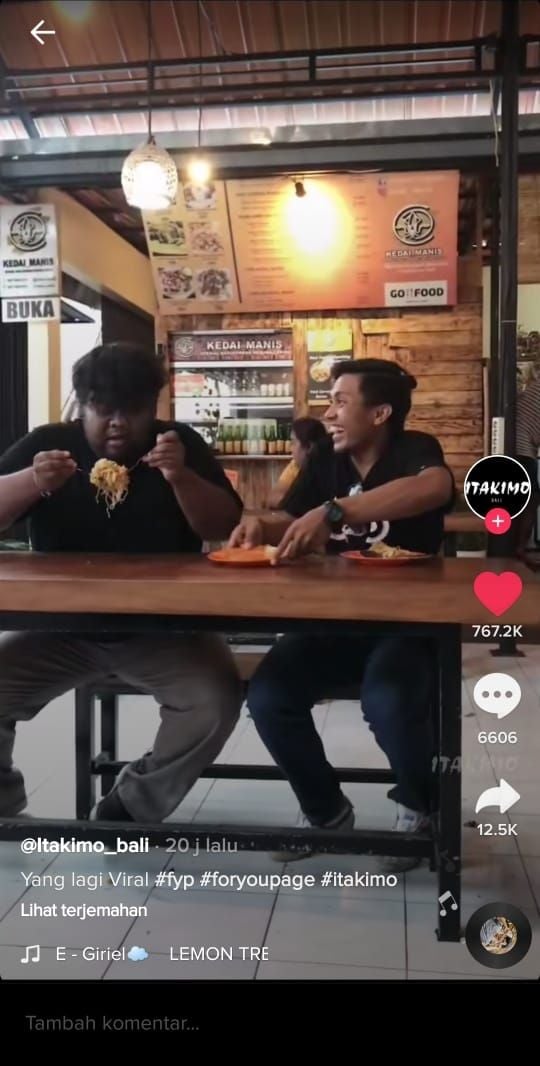 Teman jahil menarik piring  mi (TikTok @itakimobali)