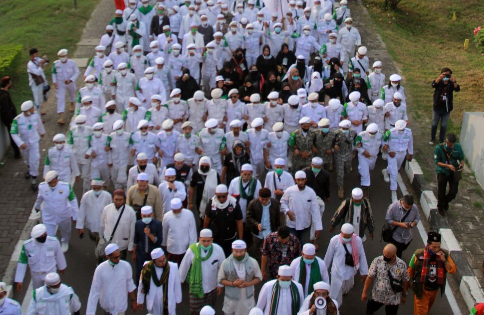 Massa dari berbagai daerah berjalan menuju Terminal 3 Bandara Soekarno Hatta, Tangerang, Banten, Selasa (10/11/2020). [ANTARA FOTO/Muhammad Iqbal]