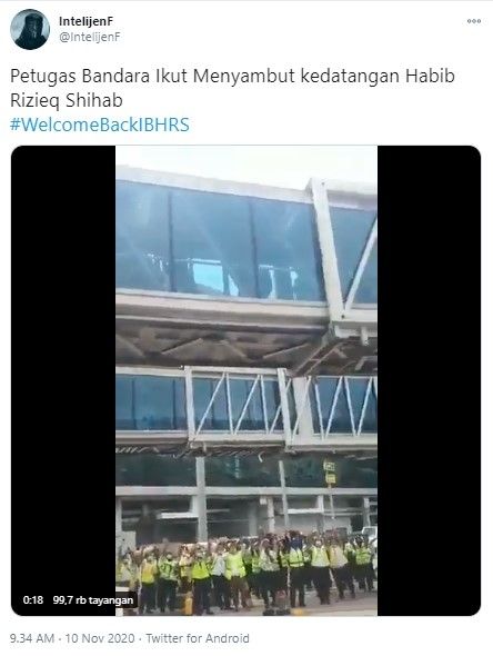 Petugas bandara soetta ikut sambut kepulangan Rizieq (Twitter/intelijenf)