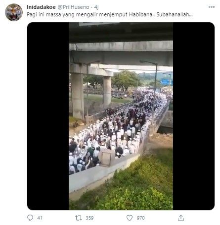 Ribuan simpatisan jemput Rizieq di bandara (Twitter/prilhuseno)