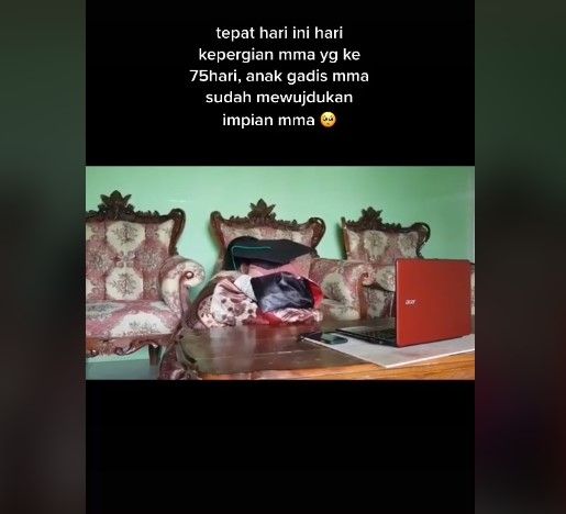 Mahasiswi wisuda di hari peringatan kematian ibunda. (Tiktok/gadiscaramel)