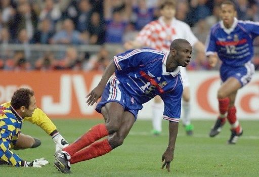 Bek Timnas Prancis Lilian Thuram mencetak gol ke gawang Kroasia di babak semifinal Piala Dunia yang berlangsung di Stade de France pada 9 Juli 1998. [AFP]