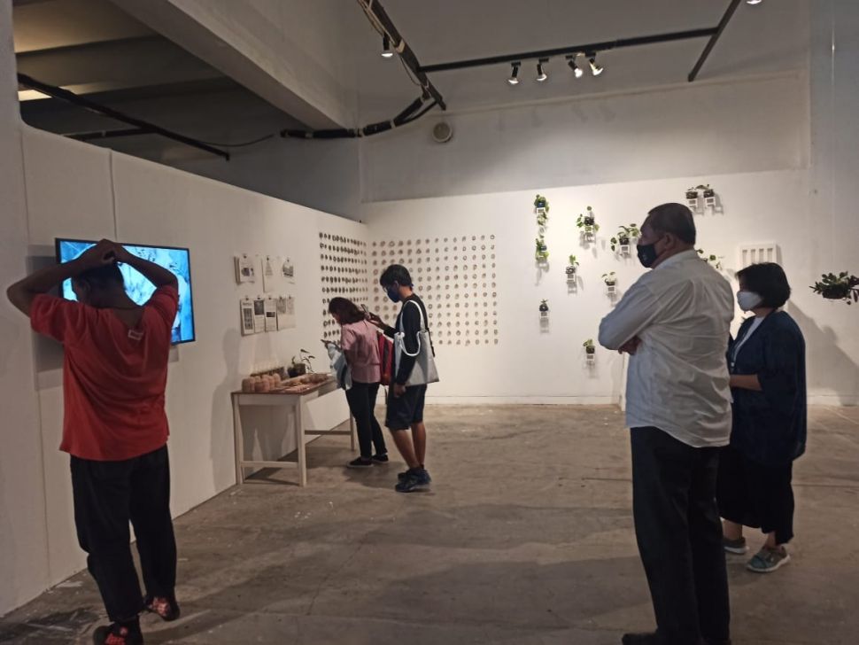 Pengunjung menikmati karya dalam Pameran Asana Bina Seni 2020 (Suara/Hiromi)