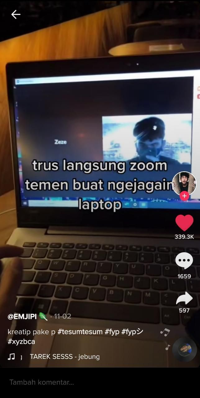 Warganet video call teman untuk menjaga laptop dari jarak jauh (TikTok @ghaniypradita)