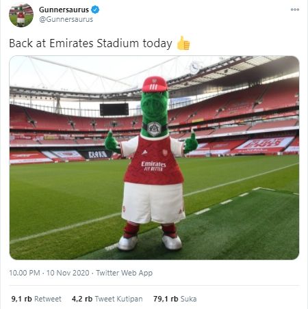 Maskot Arsenal, Gunnersaurus, kembali dipekerjaan. (Twitter/@Gunnersaurus).