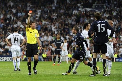 Pemain Tottenham Hotspur Peter Crouch mendapat kartu merah saat menghadapi Real Madrid di leg pertama perempat final Liga Champions yang berlangsung di Santiago Bernabeu pada 5 April 2011. [AFP]