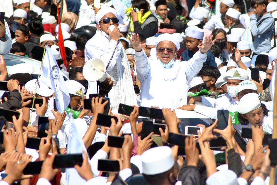 Habib Rizieq Shihab (tengah) menyapa ribuan jamaah di jalur Puncak, Simpang Gadog, Ciawi, Kabupaten Bogor, Jawa Barat, Jumat (13/11/2020). [ANTARA FOTO/Arif Firmansyah]