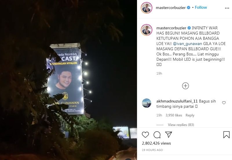 Unggahan Deddy Corbuzier perlihatkan baliho Ivan Gunawan [Instagram]