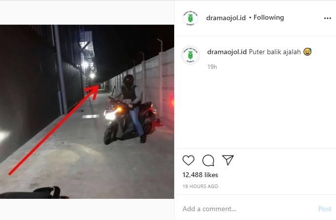 Pengendara Motor Putar Balik Gegara Sosok Misterius di Pinggir Jalan. (Instagram/dramaojol.id)