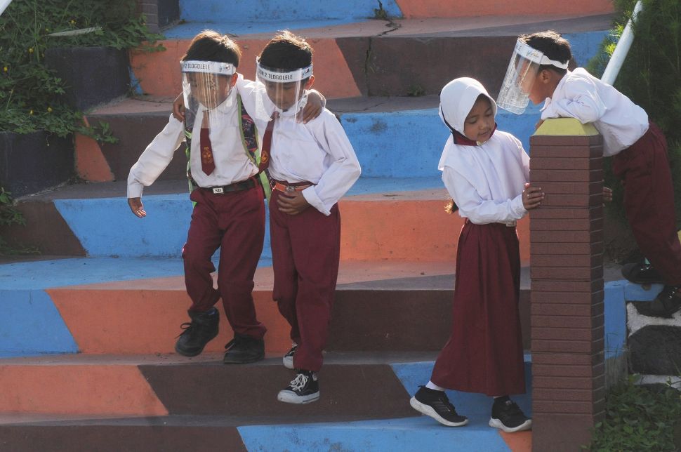 Aktifitas siswa SD Negeri 2 Tlogolele saat istirahat di Tlogolele, Selo, Boyolali, Jawa Tengah, Senin (16/11/2020).  [ANTARA FOTO/Aloysius Jarot Nugroho]