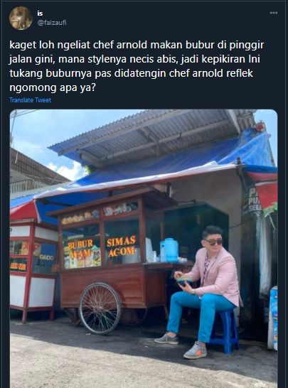 Chef Arnold Beli Bubur Ayam di Pinggir Jalan, Warganet Malah Salfok ke Kursi. (Twitter/faizaufi)