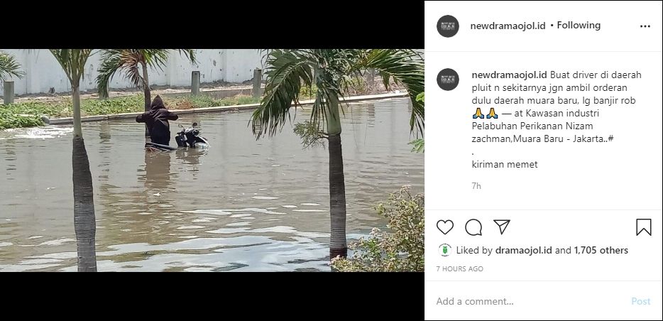 Pemotor menerjang banjir. (Instagram)