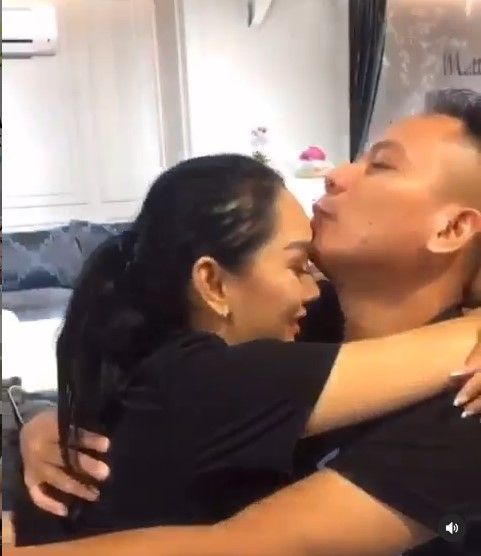 Vicky Prasetyo memeluk dan mencium Kalina Oktarani. [Instagram]