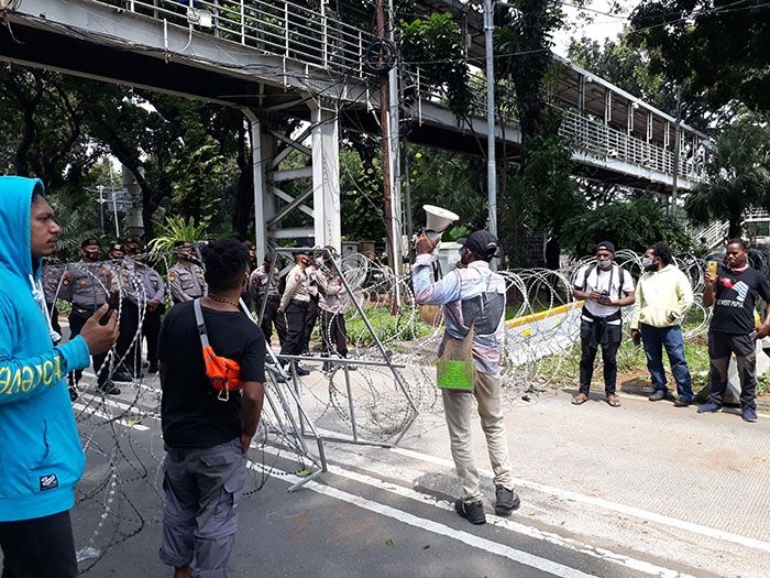 Massa Aliansi Mahasiswa Papua (AMP) dan Asosiasi Mahasiswa Pegunungan Tengah Papua se-Indonesia yang tergabung dalam aksi Papua Menggugat Tolak Blok Wabu, Otsus dan Omnibus Law, Senin (16/11/2020). [Suara.com/Bagaskara Isdiansyah]