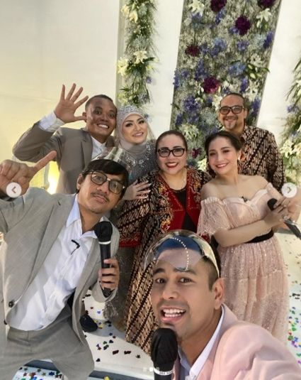 Andre Taulany, Raffi Ahmad, Nagita Slavina, serta Nunung dan Suami di Pernikahan Sule dan Nathalie. (Instagram/@raffinagita1717)