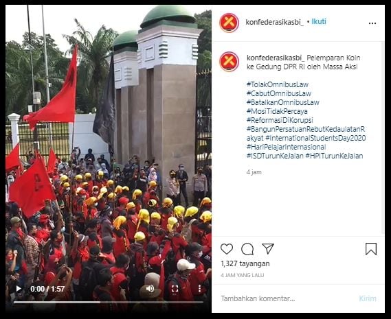 Buruh Aksi Menghujani Gedung DPR RI dengan Uang Koin (Instagram/konfederasikasbi_).